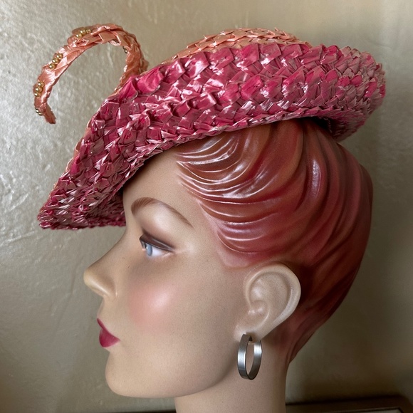 CHARMING 1960s' SALMON/PINK STRAW FEDORA WITH STRAW "FEATHER" & PEARLS - Picture 7 of 13